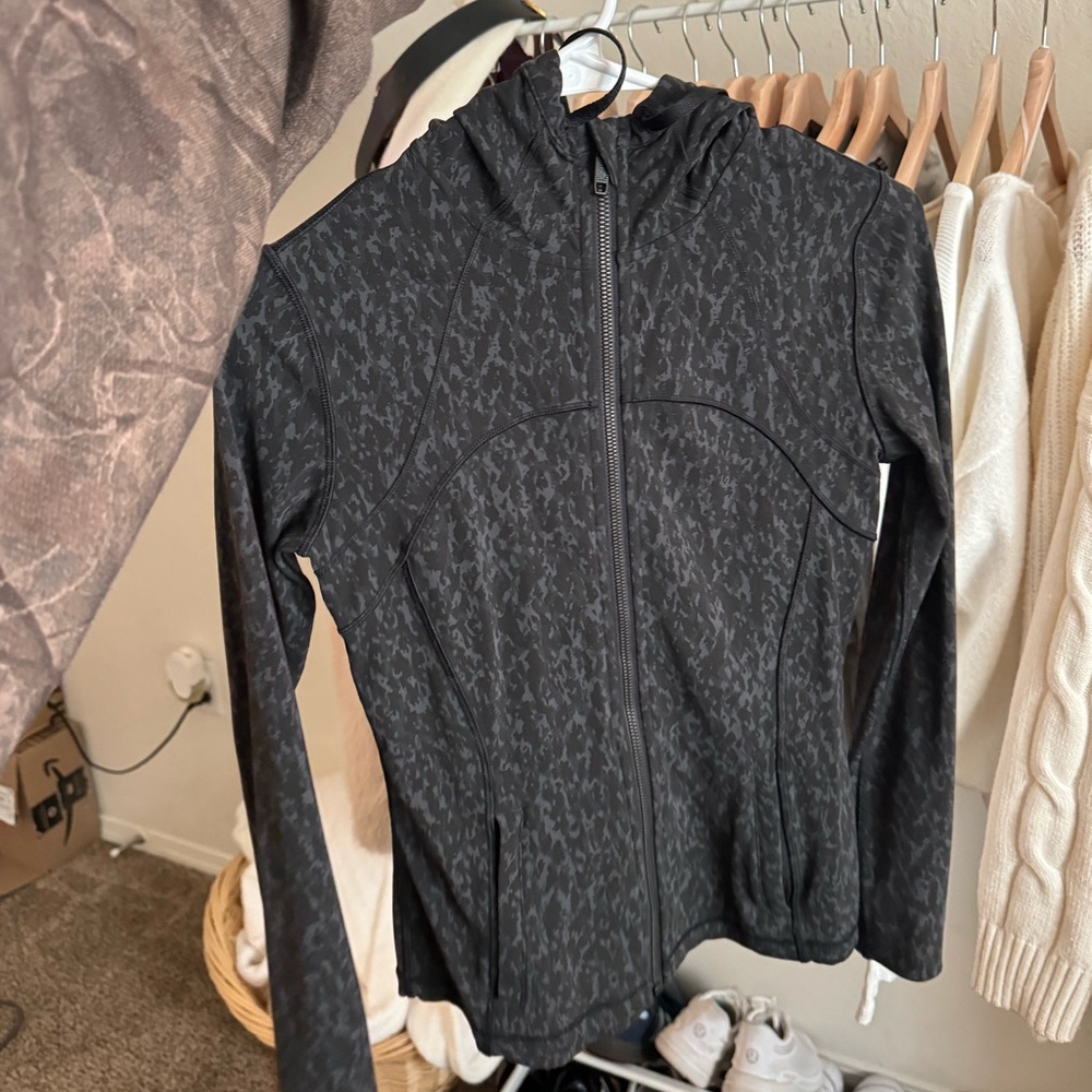 Lululemon Define Jacket hooded
size 4